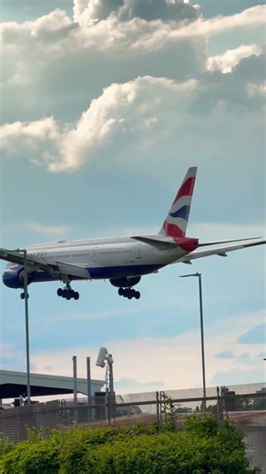 British Air Ways Boeing 777–236 coming from Mumbai to landing Heathrow airport London