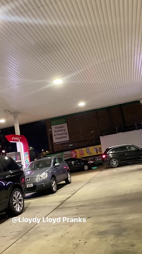 Cheap petrol PRANK! #fbreels #prankster #comedyvideos | Lloydy Lloyd