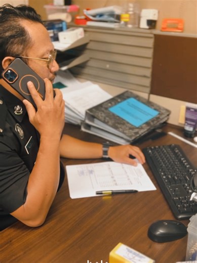 VIDEO MUZIKAL RAYA PARODI BAHAGIAN KORPORAT & KUALITI JIM WPKL 2026 🚨 PENGUMUMAN TAHUN NI RAYA SEHARI AWAL?! 🚨 Haa sudah! Macam mana ni?! Kawan-kawan dah laju tekan minyak balik kampung, dia sorang je tertinggal melopong kat office! Habis kecoh satu department bila pengumuman raya keluar! Jom tengok nasib member kita ni dalam Video Muzikal Raya Parodi khas daripada Bahagian Korporat & Kualiti JIM WPKL. Memang berderai air mata (gelak) tengok drama dorang! Selamat Hari Raya Aidilfitri, Maaf Zah