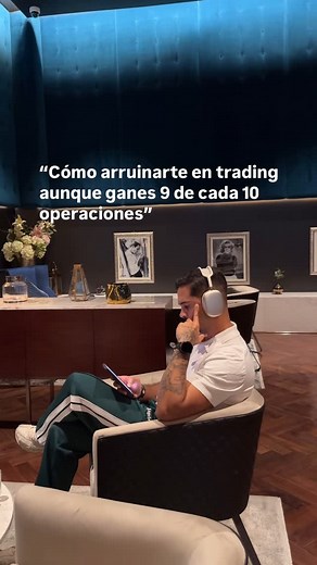Alexander Osorio on Instagram: "Lee esto antes de pensar que estás ganando en trading… Puedes tener 9 operaciones ganadoras seguidas y aún así terminar el mes en negativo. ¿Por qué? Porque el juego no va solo de acertar. Va de gestionar. De tener un sistema que no se desangre cuando viene el golpe. Y de evitar el autoengaño más común del trader: creer que el % de aciertos lo es todo. Si no controlas este detalle, da igual cuánto ganes. Tarde o temprano vas a ver tu cuenta en cero. ¿Te ha pasado?