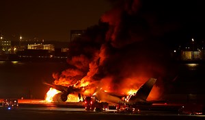 Japon : les images impressionnantes d'un avion en feu à l'atterrissage (vidéo)