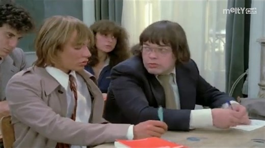 Anecdote sur Les Sous-doués : Le film a été inspiré par de véritables histoires d’élèves farceurs des années 70. Michel Galabru, qui joue le proviseur, s’est tellement amusé pendant les scènes de chahut qu’il a avoué avoir eu du mal à garder son sérieux, notamment lors des gags avec les gadgets délirants pour tricher au bac. | Les Meilleures Scènes