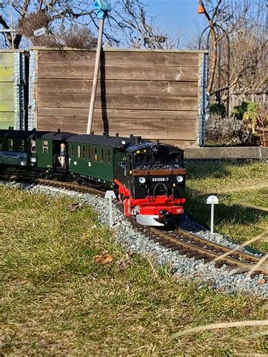 Unbeschreibliche Frühlingsfahrt mit der Gartenbahn