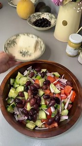 Recette de ma salade grecque avec une vinaigrette à la feta ! je v #tiktokfood #recet #food #recette #tiktokviral #fbviral #fyp #fyp #recettefacile #tiktok #fb #recette #t | Not So Superflu