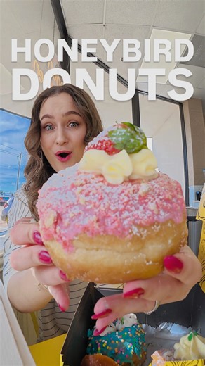 Mira Ruby | McKinney & Dallas Foodie on Instagram: "STOP WHAT YOU’RE DOING… HONEYBIRD HAS OFFICIALLY LANDED IN ALLEN 😱✨🍩 This is my new favorite spot for donuts & breakfast because everything is creative, colorful, and ridiculously delicious. They have seasonal flavors, endless combos, and coffee + fancy lemonades to fuel your day ☕🍹 Late-morning or brunch runs = mandatory. 🤣 WHAT TO TASTE 👅: 🍩 Cotton Candy Donut 🍵 Matchamisu Donut 🍓 Strawberry Shortcake Donut 🍮 Crème Brûlée Donut 🍩 Cl