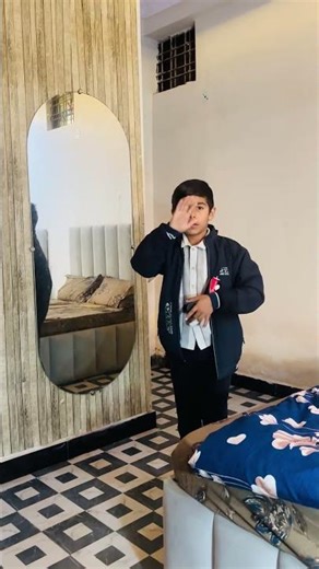 जल्दी बाज़ी में चड्डी पहनना भूल गया🤣