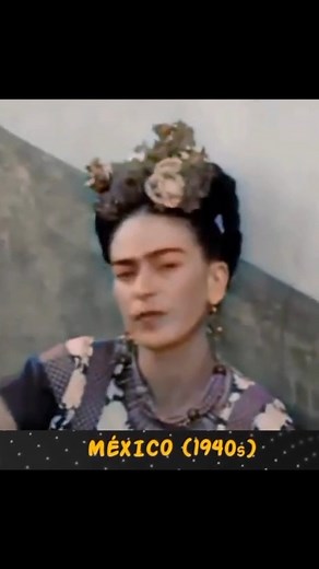 Frida Kahlo fue una de las artistas más influyentes del siglo XX, cuya obra trascendió las fronteras de México para convertirse en un ícono mundial del arte y la cultura. A través de su singular estilo, Kahlo fusionó elementos del arte popular mexicano con el surrealismo, creando una narrativa visual que refleja una profunda conexión con sus raíces y con temas universales como la identidad, el género y la revolución social. Su legado no solo reside en su arte, sino también en su impacto como sím