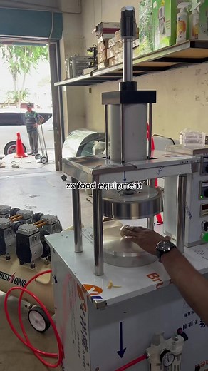 Mesin leper doh / Dought Press machine ( DP-250 ) Mesin ini membantu pengusaha makanan capati meleperkan dan memasak ( half cook ) tebal dan nipis boleh dilaraskan dan suhu memasak juga boleh dilaras . lebih cepat lebih kemas dan mudah dikendalikan . boleh digunakan dengan pelbagai doh lain juga untuk maklumat lanjut boleh terus hubungi kami di https://wa.me/60124152932 (Mira) https://wa.me/60192162932 (Chris) Tel: 603-3342 2932👇🏼👇🏼👇🏼 Instagramhttps://www.instagram.com/zxfoodequipment 👇🏼