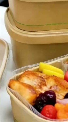 Rectangular paper containers. Good food should together with the compostable packaging.