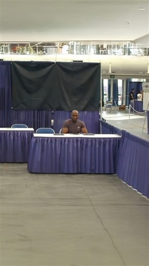 The man sitting in that now-famous empty autograph booth was Michael Charles Jones, better known as Virgil. In the early 2010s, photos of Virgil sitting alone at conventions began circulating online — so many that fans even created LonelyVirgil.com to track his appearances. But he wasn’t always alone. At one time, Virgil was part of wrestling’s golden era, sharing the spotlight with Hulk Hogan, Bret Hart, Macho Man Randy Savage, and Rowdy Roddy Piper. His biggest moment came at SummerSlam 1991, 