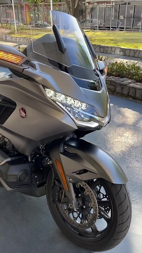 Explore a Golden Bagger da Honda Goldwing