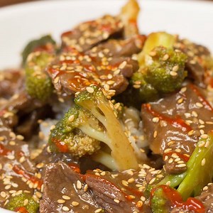 Not sure what to cook for dinner? Make this super easy Slow Cooker Broccoli Beef. Get the written recipe here: http://bit.ly/2fNLP0a | Cooking Panda