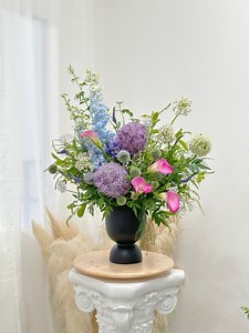 “Love is a great beautifier”💞 - •Allium - Ambassador •Allium - Mount Everest •Allium - Nigrum •Lanthron - White •Veronica Spray - Purple •Delphinium - Light Blue •Calla Lily - Fantasia •Agapanthus - Purple •Trachymene - Purple •Echinops •Italy Russia •Cocktail Leaf - #puduriaflorist #puduriafloristkl #klflorist #onlineflowerdelivery #klflowerdelivery #allium #alliumflowers #alliumambassador #alliummounteverest #alliumnigrum #alliumarrangement | Pudu Ria Florist Trading Sdn Bhd