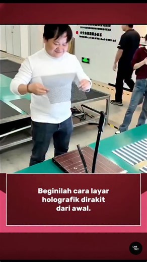 LANIFACT on Instagram: "Teknologi ini menggunakan mesh LED transparan yang terdiri dari ribuan node mikro LED, dengan jarak yang diatur sedemikian rupa sehingga hampir tak terlihat saat tidak menyala. Ketika diaktifkan, setiap piksel dapat menyala secara independen, memungkinkan animasi, grafis, dan efek gerak tampak seperti menggantung di ruang kosong tanpa menutupi latar belakang. Berbeda dengan layar tradisional, layar holografik ini dapat dipasang langsung pada jendela atau dinding, mengubah