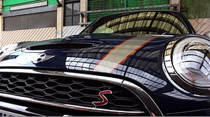 深邃的Lapisluxury Blue車色讓人一見鍾情，搭配專屬的Melting Silver飾條，是全新MINI Seven Edition特仕車最引以為傲的特色之一。 | MINI