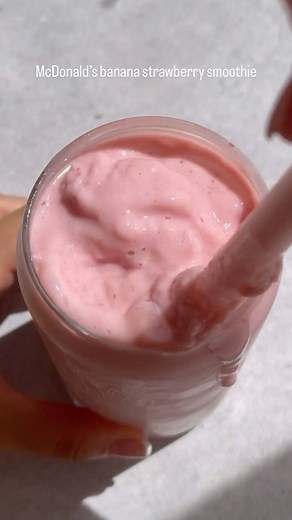 McDonald’s strawberry banana smoothie in less than 10 seconds! Don’t forget to share this with a friend 🫶🏼 Detailed recipe and Q&A on my site! #mcdonalds #strawberry #strawberrybananasmoothie #strawberrybanana #mcdonaldsrecipe #copycatrecipe | Lifestyle of a foodie