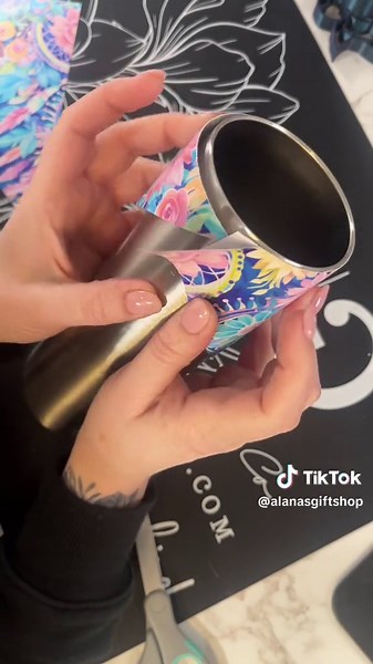 V Split Tumbler tutorial. Using vinyl from Alana’s Gift Shop💖 965 Catch My Dreams and glitter is Berry Frappe from @Geaux Glitter Co. use code AGS to save! Completely missed recording the glitter application 🙄 #alanasgiftshop #AGSdecalsandvinyl #patternvinyl #vsplittumbler #geauxglitterco #tumblertutorial #doublevsplit #makingprettythings #tumblermaker #glittertumblertutorials