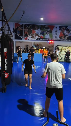 Dan Popa Kickboxing&Fitness on Instagram: "🏃🏽‍➡️ Ștafeta la final de antrenament În unele antrenamente, finalul vine cu o ștafetă executată în stare de oboseală. Nu este un joc întâmplător, ci un instrument clar de dezvoltare sportivă. 🔹 Crește capacitatea de a menține tehnica sub stres fizic: Oboseala scoate la iveală automatizările reale. Sportivul învață să execute corect chiar și când resursele sunt limitate. 🔹 Îmbunătățește toleranța la efort intens: Lucrul la final de antrenament dezvo