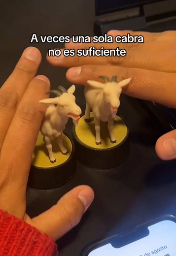 Divertida cabra que grita en la oficina