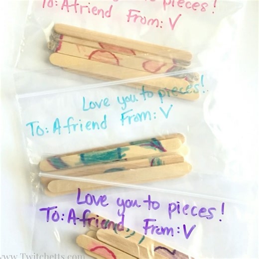 When my daughter was in preschool we had to bring non-candy Valentine's to class.... So we got a bit crafty with it! She loved making them and her friends loved putting them together 💕 If you need supplies just comment Shop 😀 #diyvalentines #homemadevalentine #valentinecrafts #heartcraft | Construction Paper Crafts for Kids