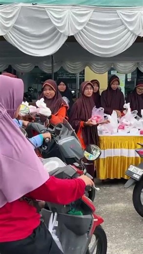 BERBAGI TAKJIL - SMP-SMA INTEGRAL LUQMAN AL HAKIM PUTRI BALIKPAPAN
