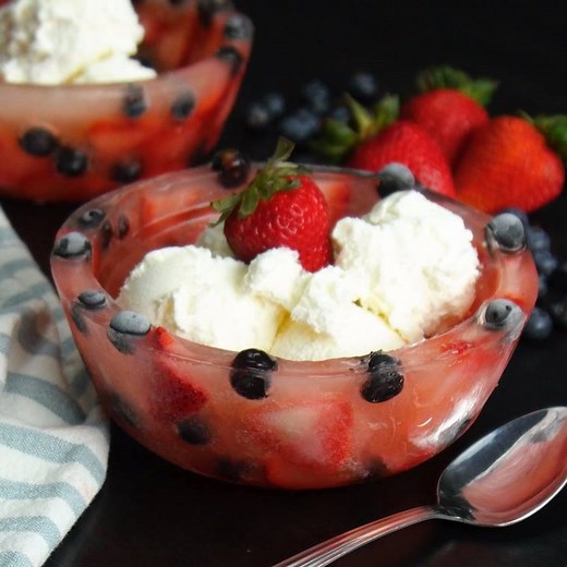 Did you know you could make a bowl like this with ice?! (via In The Know: Foodie) | Yahoo News