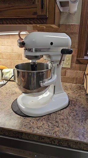 The K5SS with a beater blade, comfy grip and love handle is nye unbeatable!! Functionality at its finest!! #mrmixer #baker #baking #cookie #cook #food #kitchen #kitchenaid #kitchenaidmixer #chef #icing #frosting #cake #howto #diy #fixed #repair #cooking