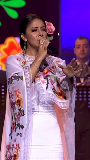 Este es un pequeño homenaje a quien fuera mi maestro, mi inspiración y mi guía, maestro Armando Manzanero, lo recuerdo siempre con mucho cariño y agradecimiento ♥️ siempre estará en mi corazón. #rosyarango #rosamexicana #músicamexicana #música #manzanero | ROSY ARANGO OFICIAL