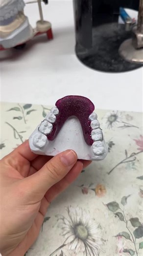 Agatha Lautnerová on Instagram: "💕SOUTĚŽ👇 • označ do komentáře 2 kamarády • sleduj mě na instagramu *vyhlášení soutěže: 2.12. na stories *spolupráce @veniracz_sk #skola #zubnitechnik #rovnatka #cz #czech #cesko #dental #dentaltechnician #studium #student #soutez #českyreels"