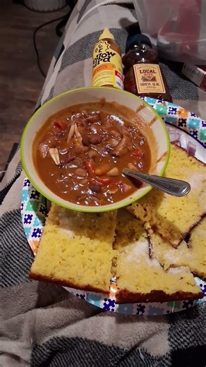 ten bean veg oaded pirate booty bean soup cornbread with honey & hot sauce plus onions for supper