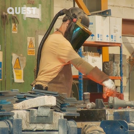 Drew and Reese work on replacing the cast iron railings at Drew’s Grade I Georgian house 🤩 #SalvageHuntersGeorgianHouseRestoration | Quest