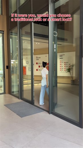 A good door deserves a smart lock. Casement door with smart lock – security and design in one. If it were your project, would you choose a smart lock? #AluminumDoor #SmartLock #ModernDoor #DoorDesign #ConstructionProject