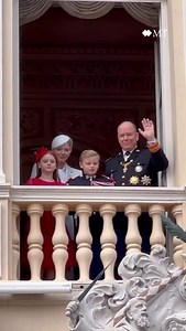 Retour en images sur la Fête Nationale 2025 🇲🇨 Après le traditionnel Te Deum en matinée, l’ensemble de la Famille Princière est apparu sur les balcons du Palais Princier pour saluer une foule nombreuse venue les applaudir 👋 Invités d’honneur, les Carabiniers Italiens ont ensuite défilé aux côtés des forces monégasques, pour un moment de célébration empreint de tradition et de prestige 🇲🇨 🎥 Monaco Tribune @orchestre_carabiniersduprince @pompiers_de_monaco @palaisprincierdemonaco @escorte_ca