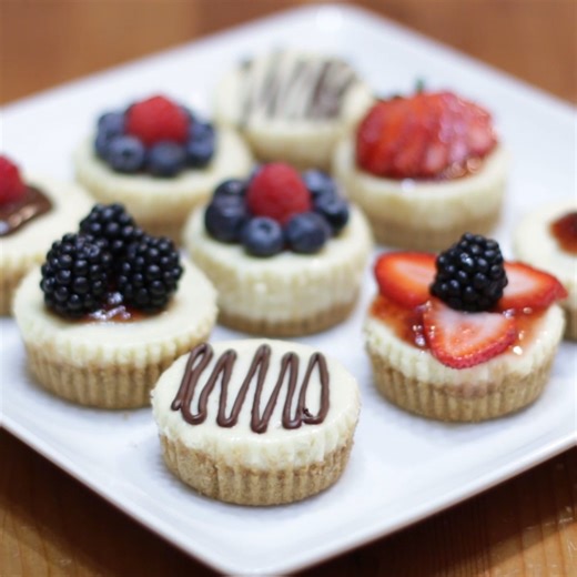 3.8K views · 281 reactions | Learn how to make amazing homemade mini cheesecakes. These are so delicious and super easy to make! If you like cheesecake give this cheesecake recipe a try! #minicheesecakes #cheesecake #dessert | In The Kitchen With Matt | Facebook