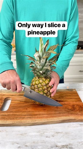 Liz Richards | Daily Original Vids on Instagram: "Pull and eat pineapple slicing technique for parties #pineapple #partyfood #fruits #partyideas"