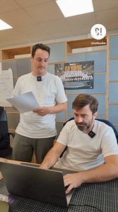 T'as des cheveux blancs de stress ? 👀 Louis et Julien nous expliquent que le stress peut créer des cheveux blancs, mais que c'est réversible ! À partir d'un article par Thomas Allard , à retrouver sur notre site https://www.curieux.live : lien du site cliquable en bio ! Avec le soutien du Ministère de la Culture #curieux #incurieuxwetrust #santé #stress #coiffure #cheveux #psycho | CurieuxLive