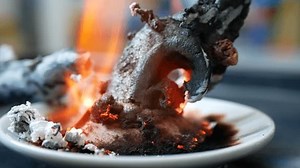 ファラオのヘビの壮大な成長、接写。学校の研究室または自宅での実験中の化学反応、限定フォーカス