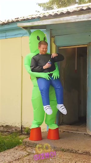 Ketika Alien Datang untuk Membantu Mengecat Teras 👽🎨