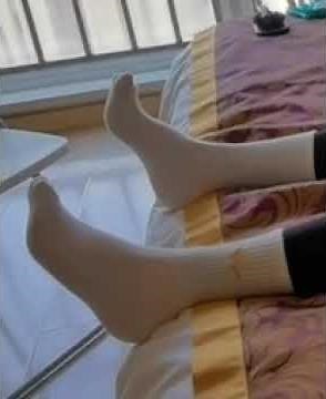 白袜体育生 挠痒痒忍耐 最后受不了笑出来