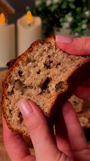 🍌 Банановий хліб 🍞 Максимально простий рецепт лише з вінчиком 🥣 Готуємо без міксера та зайвих зусиль ✨ 🛒 Інгредієнти 🍌 Стиглі банани — 2 шт 🧈 Вершкове масло — 100 г (розтоплене) 🥚 Яйця — 2 шт 🍬 Цукор — 120 г 🌾 Борошно — 230 г 🧂 Сіль — 2 дрібки 🪵 Кориця — 1 ч л 🥄 Розпушувач — 1.5 ч л 🍌 У мисці розминаємо 2 банани виделкою до стану пюре 🧈 Вливаємо розтоплене масло і добре перемішуємо вінчиком 🌪️ 🥚 Додаємо яйця, цукор та дрібку солі — знову все змішуємо 🥣 🌾 Поступово додаємо просі