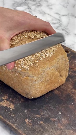 Det beste brødet jeg vet om! 🍞 Mykt, saftig og med den deilige smaken av havregryn. Dette brødet baker jeg gang på gang – og det holder seg ferskt lenge! Se hvordan jeg gjør det i dagens reel 👇 https://frutimian.no/2022/08/09/saftig-brod-med-havregryn/ | Fru Timian