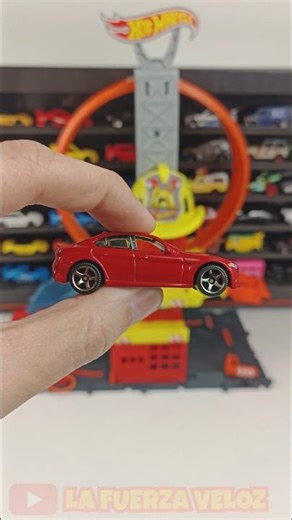 ALFA ROMEO GIULIA AT SUPER LOOP FIRE STATION (HOT WHEELS TRACKS) SUPERLOOP FIRE STATION