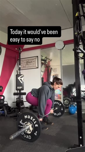 The body doesn't know if it's a good day or a bad day. Doesn't care if you're grumpy sad overwhelmed. Show up on the days you don't feel like it, 9 times out of ten your body will perform and your mind will thank you. It's not easy when your heads not in the game. But that's all it is, one big game - you against you, day after day. You choose. On a day where my head was giving me every excuse not to bother (my home gym is ferrrr-eeeeeezing cold 🥶 being #1 excuse) I chose low volume, high intens