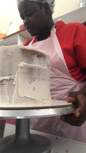 How to prepare a cake for fondant #bellascakestudio #cakesofinstagram #cakeshop #cakes #cake | Bella's Cake Studio