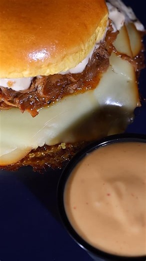 SMASH HIRO on Instagram: "Pégale un bocado. Y mójala en tu ramekin de salsa All-in. Así se come la MEATRIX. Solo disponible en la gran final de @thechampionsburger 2025. No está en carta. Solo hasta el 23 de noviembre en el Recinto Ferial de Leganés. 📍 — Pega-li un mos. I suca-la al teu ramekin de salsa All-in. Així es menja la MEATRIX. I només la trobaràs a la gran final de @thechampionsburger 2025. No està a la carta. Només ací fins al 23 de novembre. Recinte Firal de Leganés. 📍"