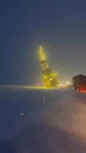 Ever Seen a 10 Million Pound Oil Rig Just Fall Over? You Have Now. A jaw-dropping industrial accident on Alaska’s North Slope is going viral after video surfaced showing one of the largest land-based oil drilling rigs in North America tipping over and collapsing onto the tundra. The incident happened on January 23, 2026, involving the massive Doyon 26 drilling rig while it was being moved along an ice and gravel road near the Alpine oil field. The rig weighs close to 10 million pounds, or roughl