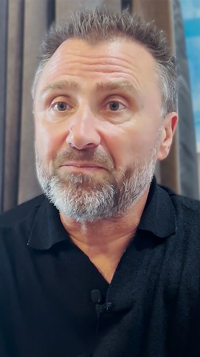 On en rêvait : découvrez notre interview exclusive d'Alexandre Brasseur, alias Alex Bertrand dans Demain nous appartient ! 💬 Il partage avec nous ses moments les plus marquants sur le tournage, ses anecdotes les plus folles et ses débuts dans la série. Fans de DNA, ne manquez pas cette occasion unique d'en savoir plus sur votre personnage préféré 💛 #DemainNousAppartient #AlexandreBrasseur #Auvio #Interview | RTBF Auvio