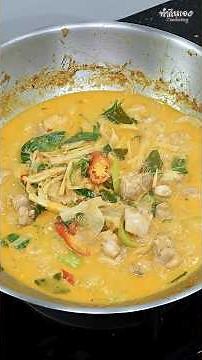 แกงไก่ใส่หน่อไม้ดอง | Spicy Chicken Curry with Pickled Bamboo Shoots
