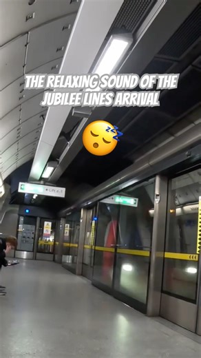 The RELAXING SOUND of the Jubilee Lines arrival #train #subwaytrain #subwaytravel #jubileeline #tfl