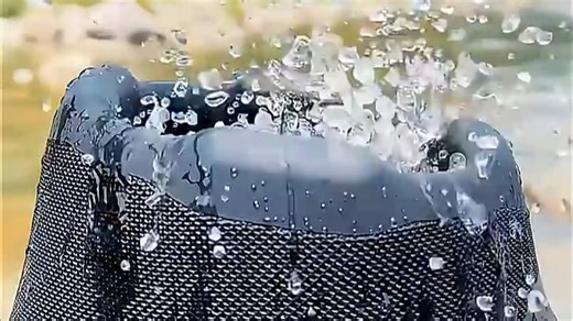 便携蓝牙音箱，双模连接更自由，畅享无线音乐新体验。户外露营、居家休闲都能轻松应对，一键切换设备，稳定低延迟，音质清晰澎湃，让生活每一刻都充满节奏感。